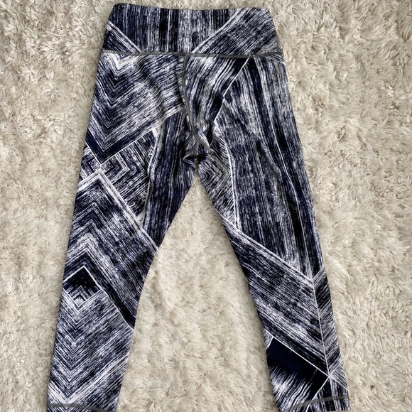 Lululemon abstract capri - Picture 2 of 4